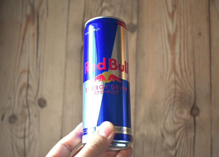 レッドブル エナジードリンクを手で持っているところ