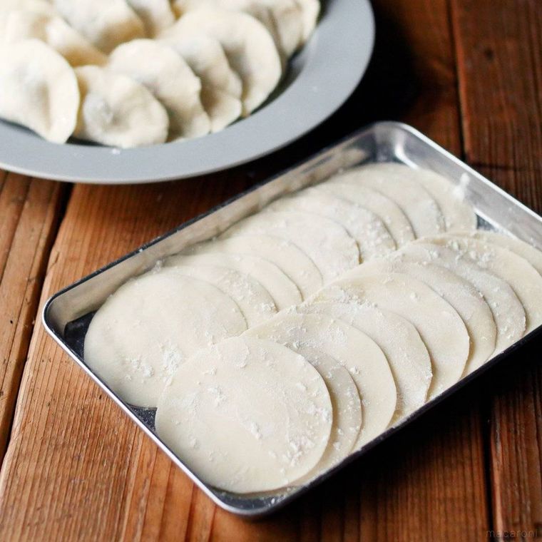 餃子の皮がバットに並べられている様子