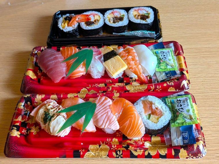 トライアルのパック寿司3種類が並んでいる