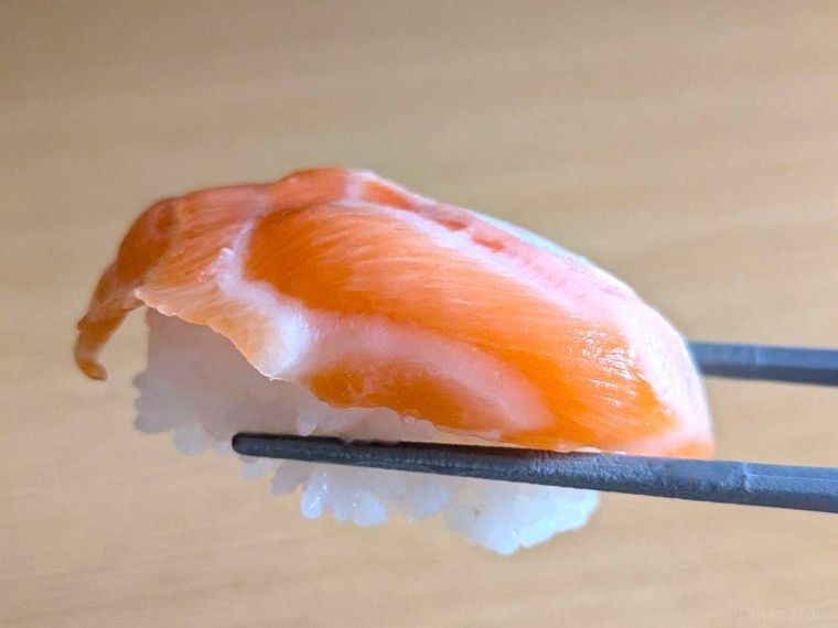 箸で持ったサーモンハラス