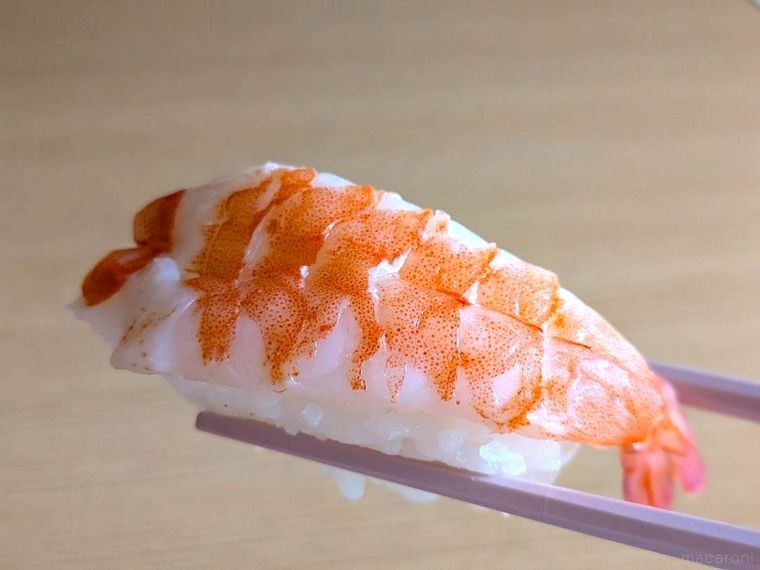 箸で持った上にぎりのえび