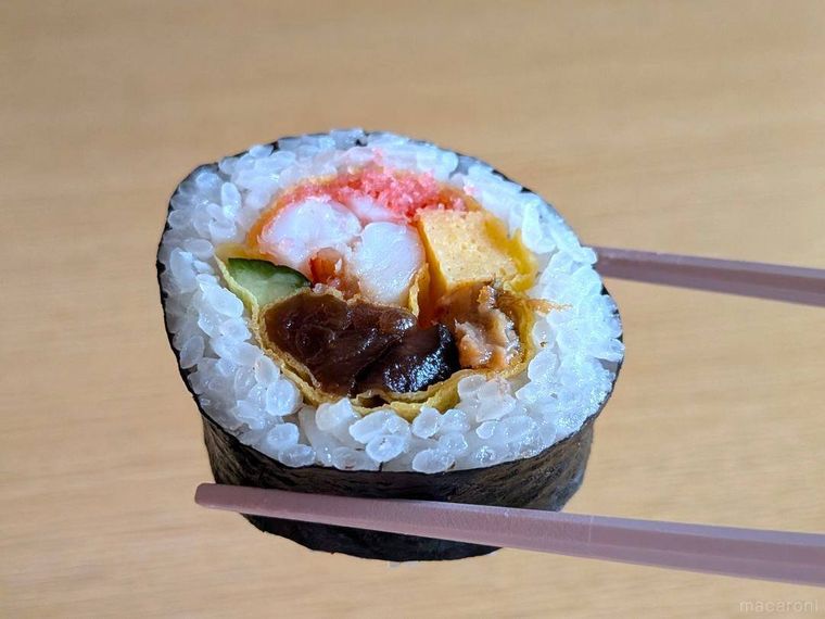 箸で持った特上巻ずし