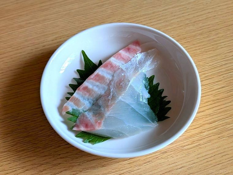 小皿に盛られた鯛の刺身