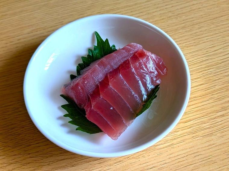 小皿に盛られたマグロの刺身