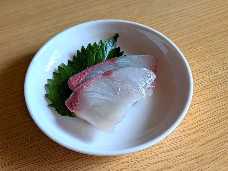 小皿に盛られたかんぱちの刺身