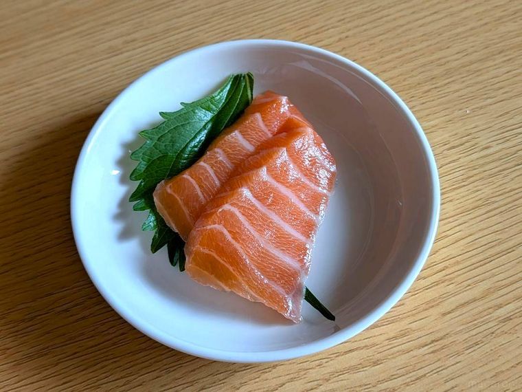 小皿に盛られたサーモンの刺身