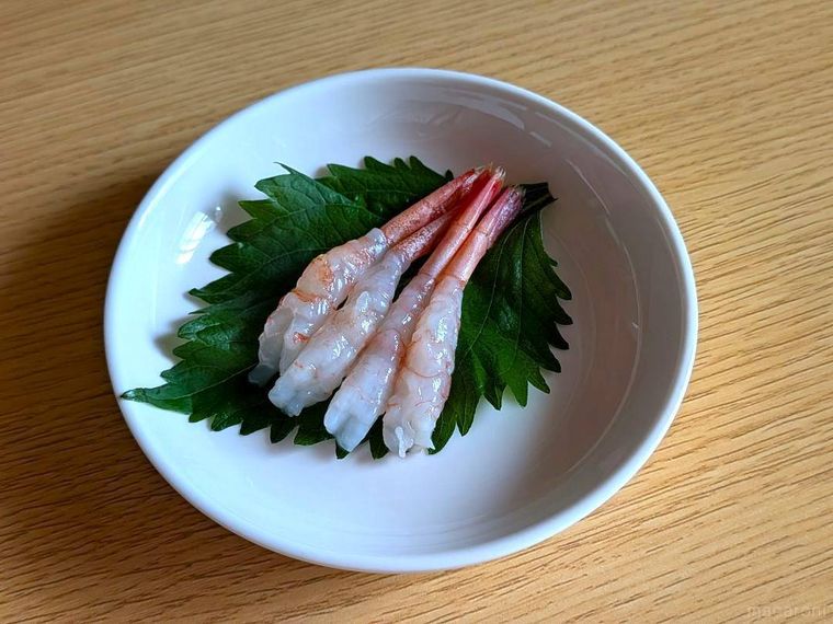 小皿に盛られた甘えびの刺身