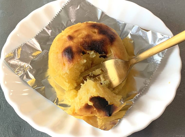 トースターで焼いたロピアのスイートポテトをフォークで切る様子
