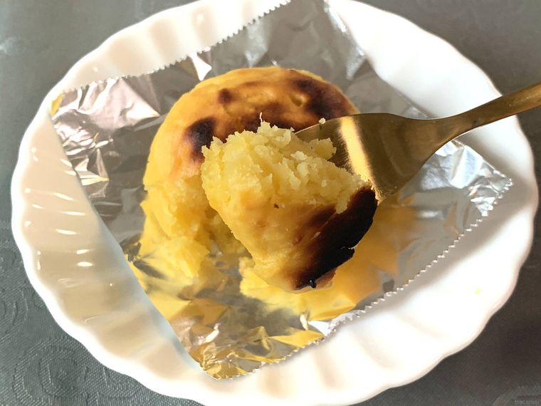 トースターで焼いたロピアのスイートポテトをフォークで切って持ち上げた様子