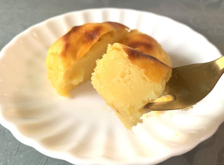 ロピアのスイートポテトをフォークで切って持ち上げた様子