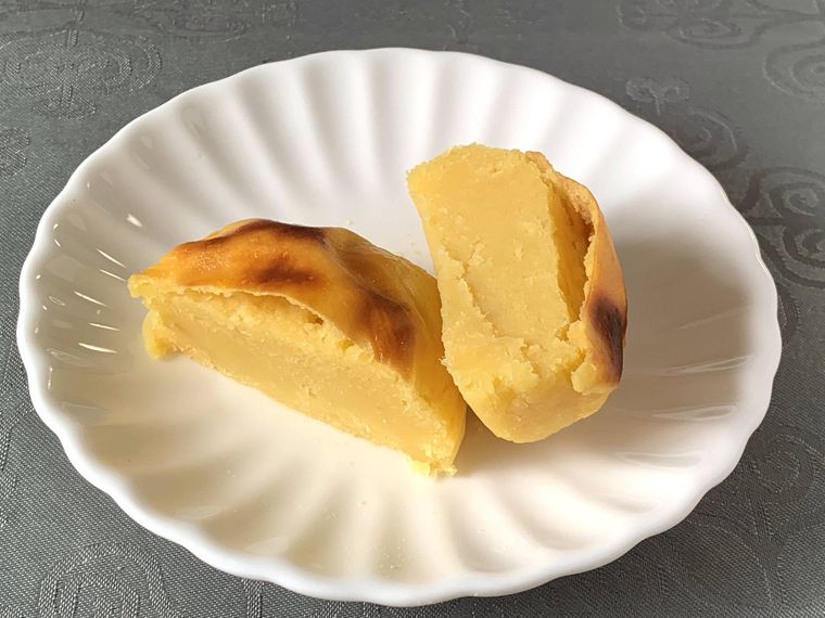 ロピアのスイートポテトを半分に切った断面