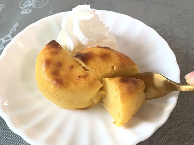 冷やしたロピアのスイートポテトをフォークで切る様子