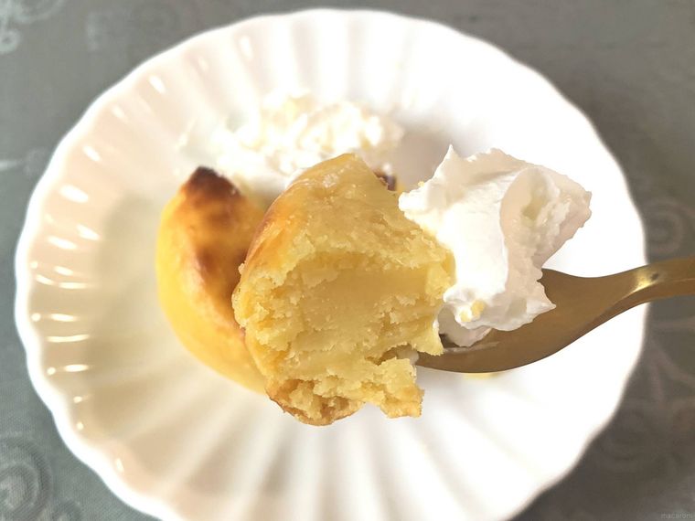 冷やしたロピアのスイートポテトをフォークで切りホイップをつけた様子