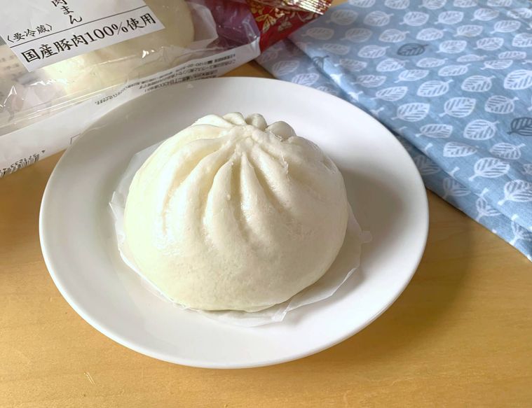 お皿にのせたロピアのお肉屋さんが作った肉まん