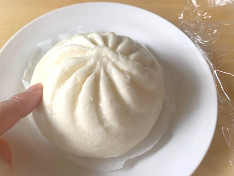 電子レンジで温めたロピアのお肉屋さんが作った肉まん