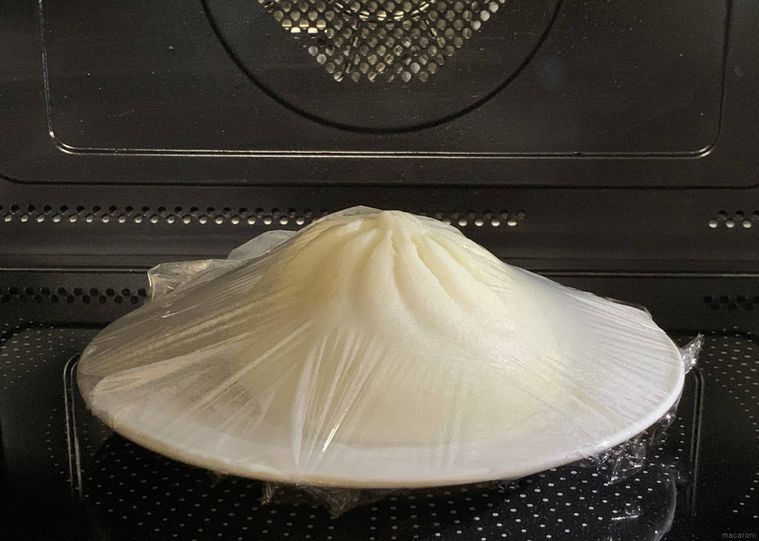 電子レンジで加熱したロピアのお肉屋さんが作った肉まん
