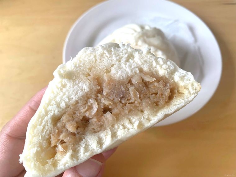 半分に切ったロピアのお肉屋さんが作った肉まんの断面