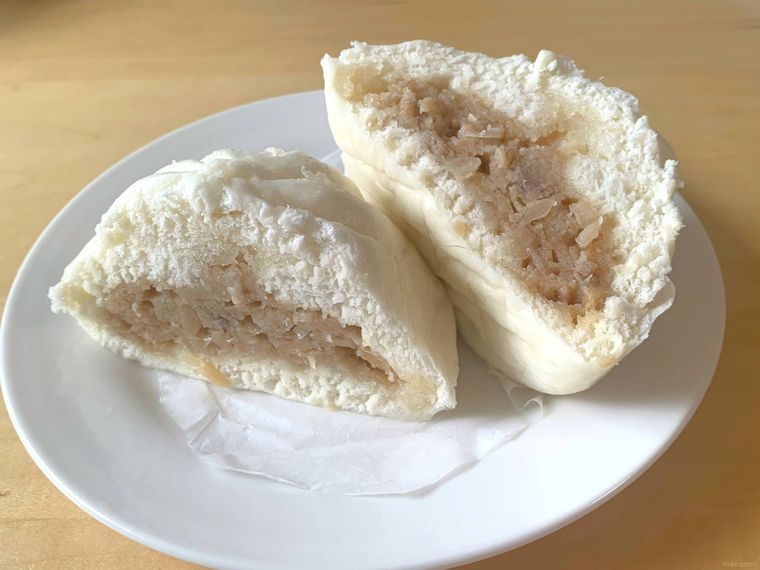 半分に切ったロピアのお肉屋さんが作った肉まん