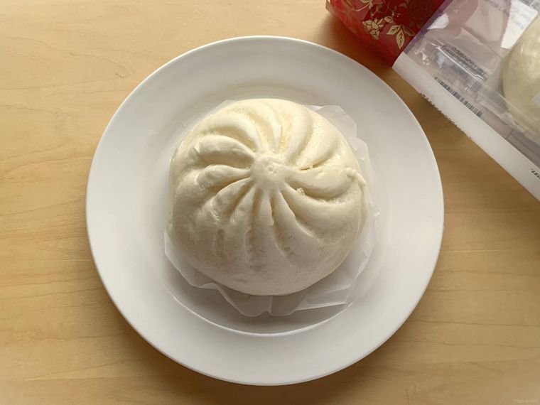パッケージから取り出したロピアのお肉屋さんが作った肉まん