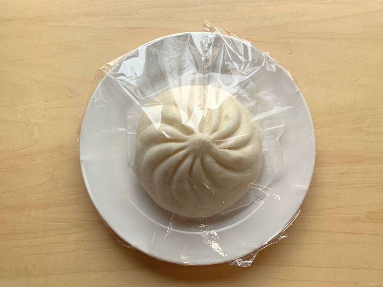 皿にのせラップをかけたロピアのお肉屋さんが作った肉まん