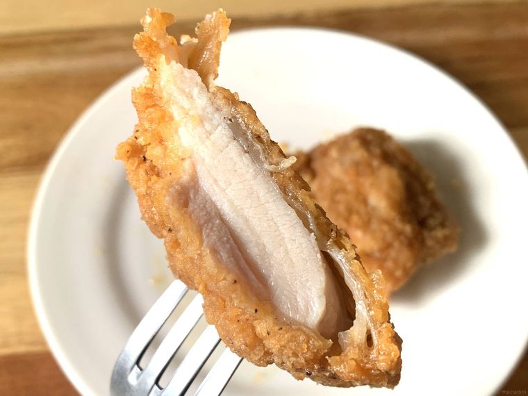 ロピアの骨なしフライドチキンをフォークで持ち上げた様子