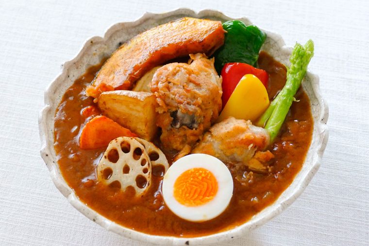 たっぷりの野菜とケンタッキーオリジナルチキン入りのスープカレー