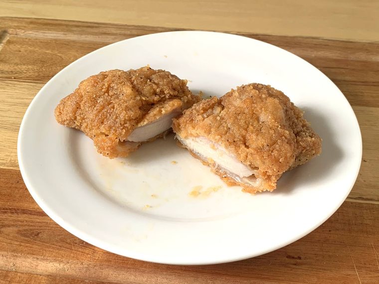 ロピアの骨なしフライドチキンを温めて半分に切った様子