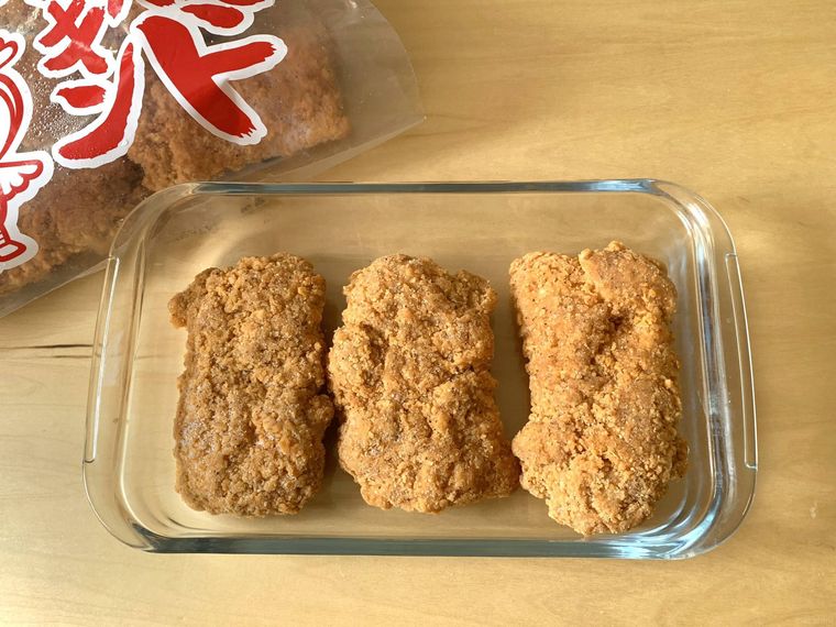 お皿にのせたロピアの骨なしフライドチキン3個