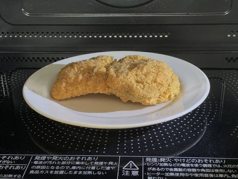 電子レンジの中に置いたロピアの骨なしフライドチキンを