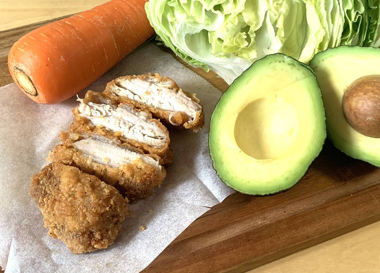 カットしたロピアの骨なしフライドチキンとアレンジ用の食材