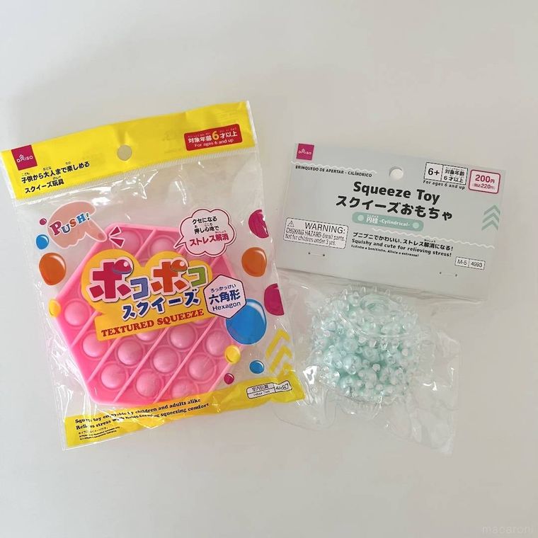 ダイソーのスクイーズが2種並べて置いてある
