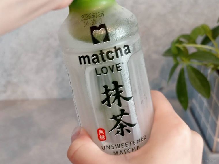 抹茶の粉が入ったペットボトル
