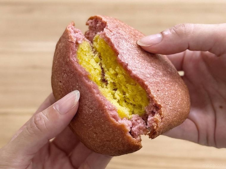 セブンイレブンのお店で焼いた さつまいもみたいなクッキーを半分に割っている様子