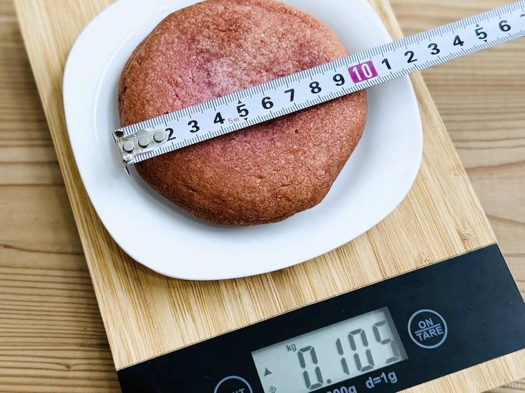 お店で焼いた さつまいもみたいなクッキーの重さとサイズを計測している様子