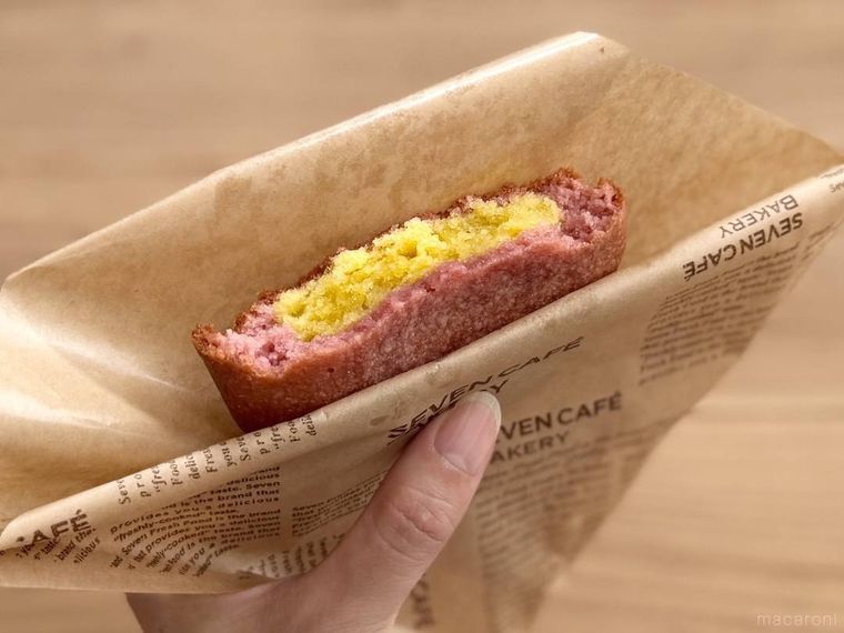 セブンイレブンのお店で焼いた さつまいもみたいなクッキーを手で持っている様子