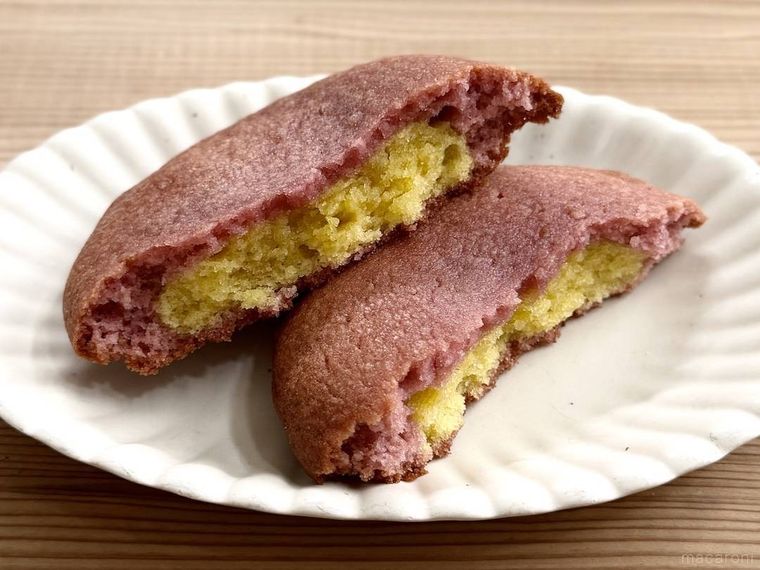 セブンイレブンのお店で焼いた さつまいもみたいなクッキーを半分に割った様子