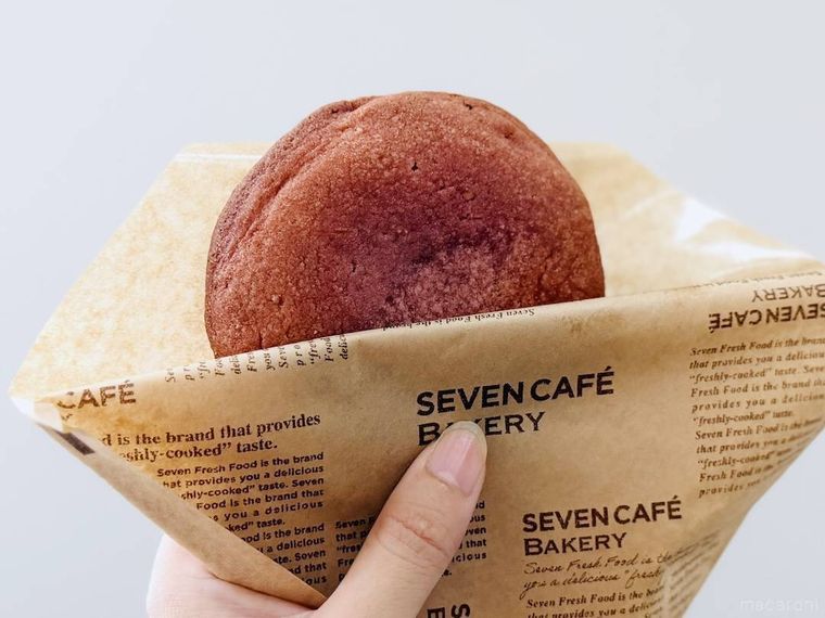 セブンイレブンのお店で焼いた さつまいもみたいなクッキーを手で持っている様子