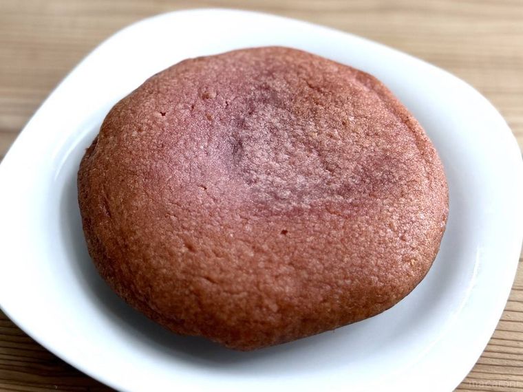 セブンイレブンのお店で焼いた さつまいもみたいなクッキーを皿に出した様子