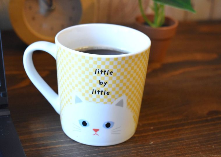 ノーズマグカップキャットにコーヒーが注がれている