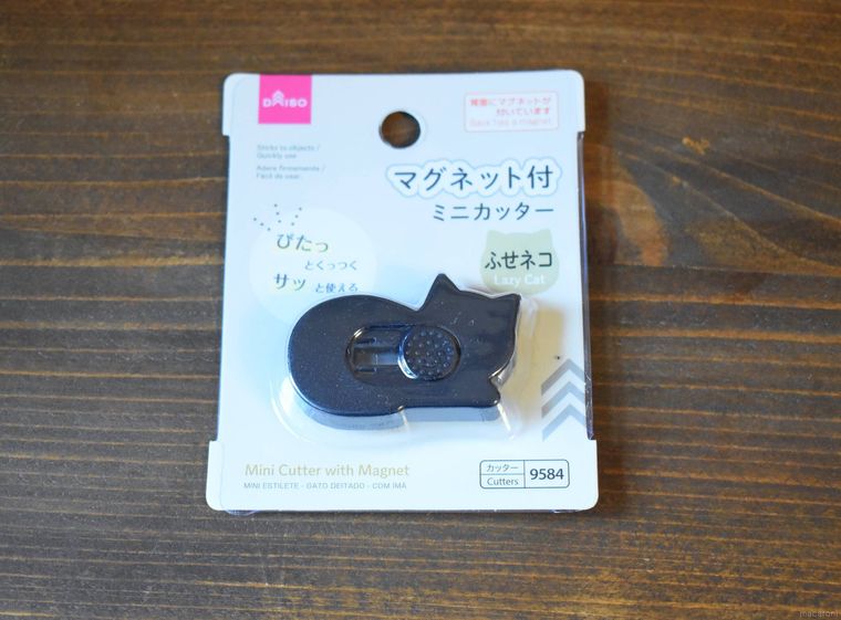 ダイソーミニカッターふせねこ、マグネット付のパッケージ