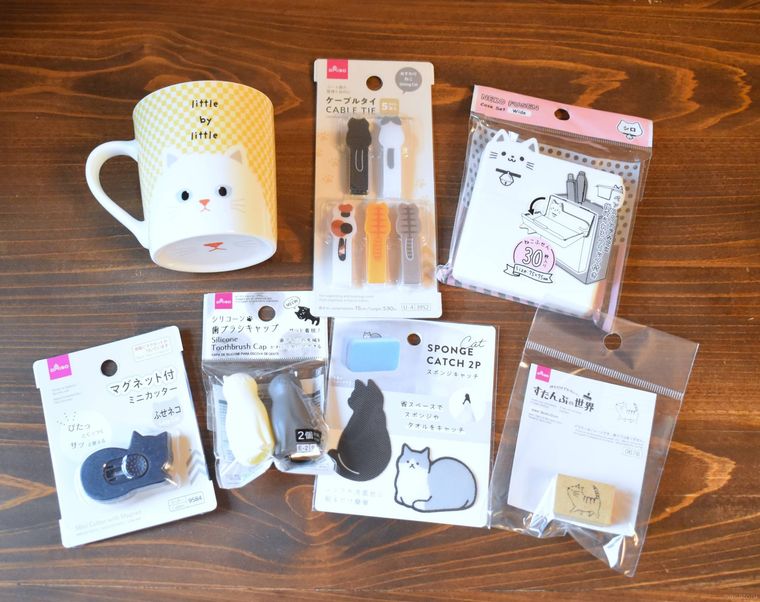ダイソーの猫グッズが並んでいる