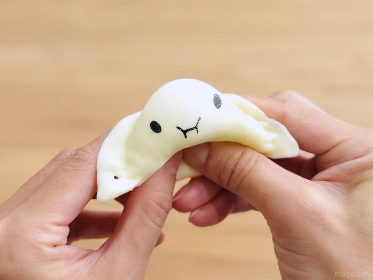 ふにゃふにゃスクイーズ 餃子を触っている様子