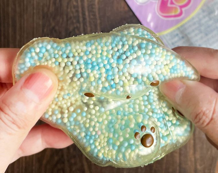 ぷにぷにくまちゃんを触っている様子