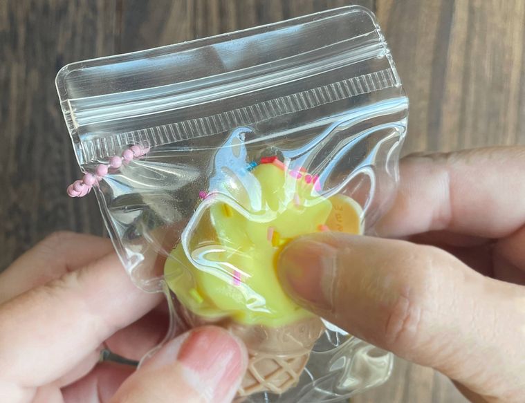 ソフトクリーム miniを手で触っている様子
