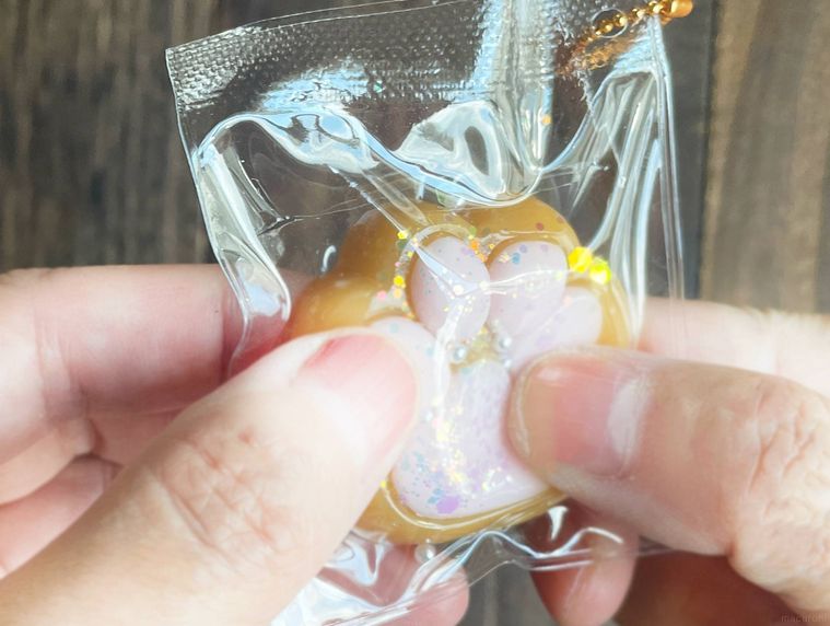 ぷにねこハンドを手で触っている様子