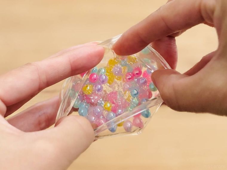 スクイーズの皮にビーズと粘土を詰めている様子