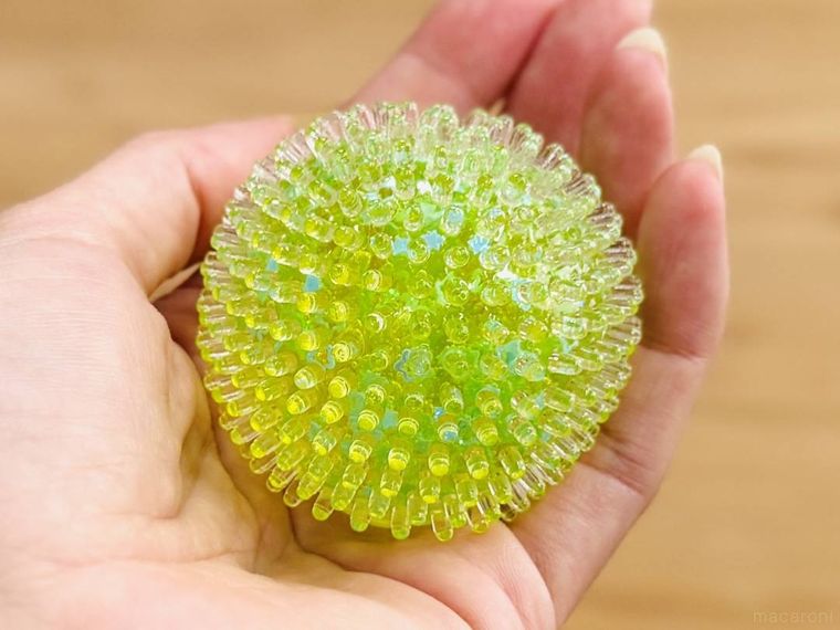 ラメとスライムを詰めたとげボール形のスクイーズ