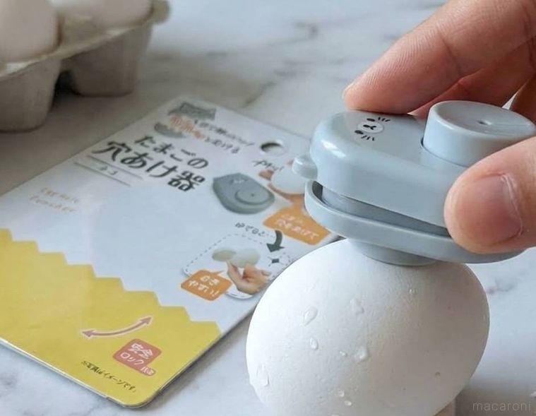 たまごの穴あけ器 ネコを使っている様子