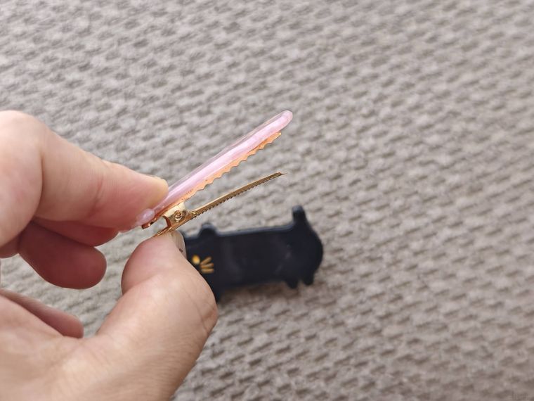 アクリルヘアクリップ ねこ2Pが机の上に置いてある