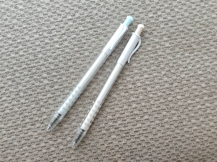 ネコの手ゲルインクボールペンが机の上に置いてある